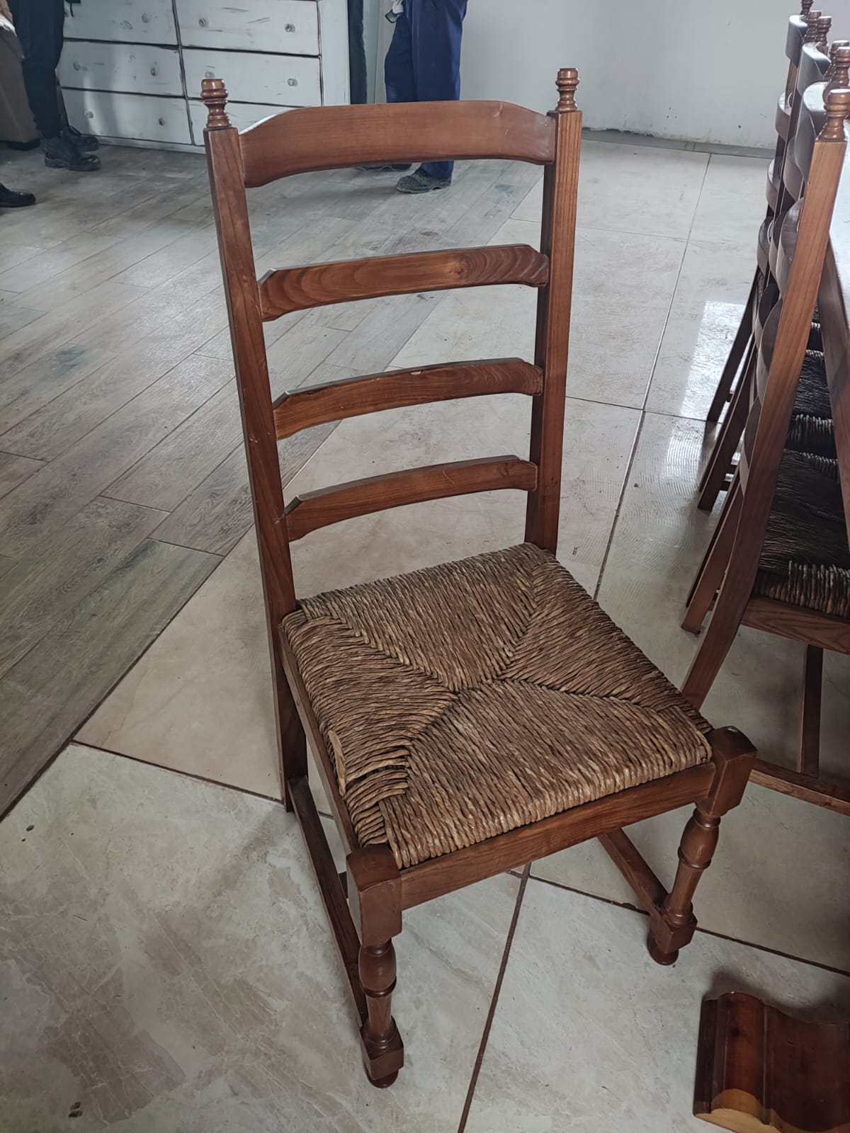 Mesa de madera con 12 sillas