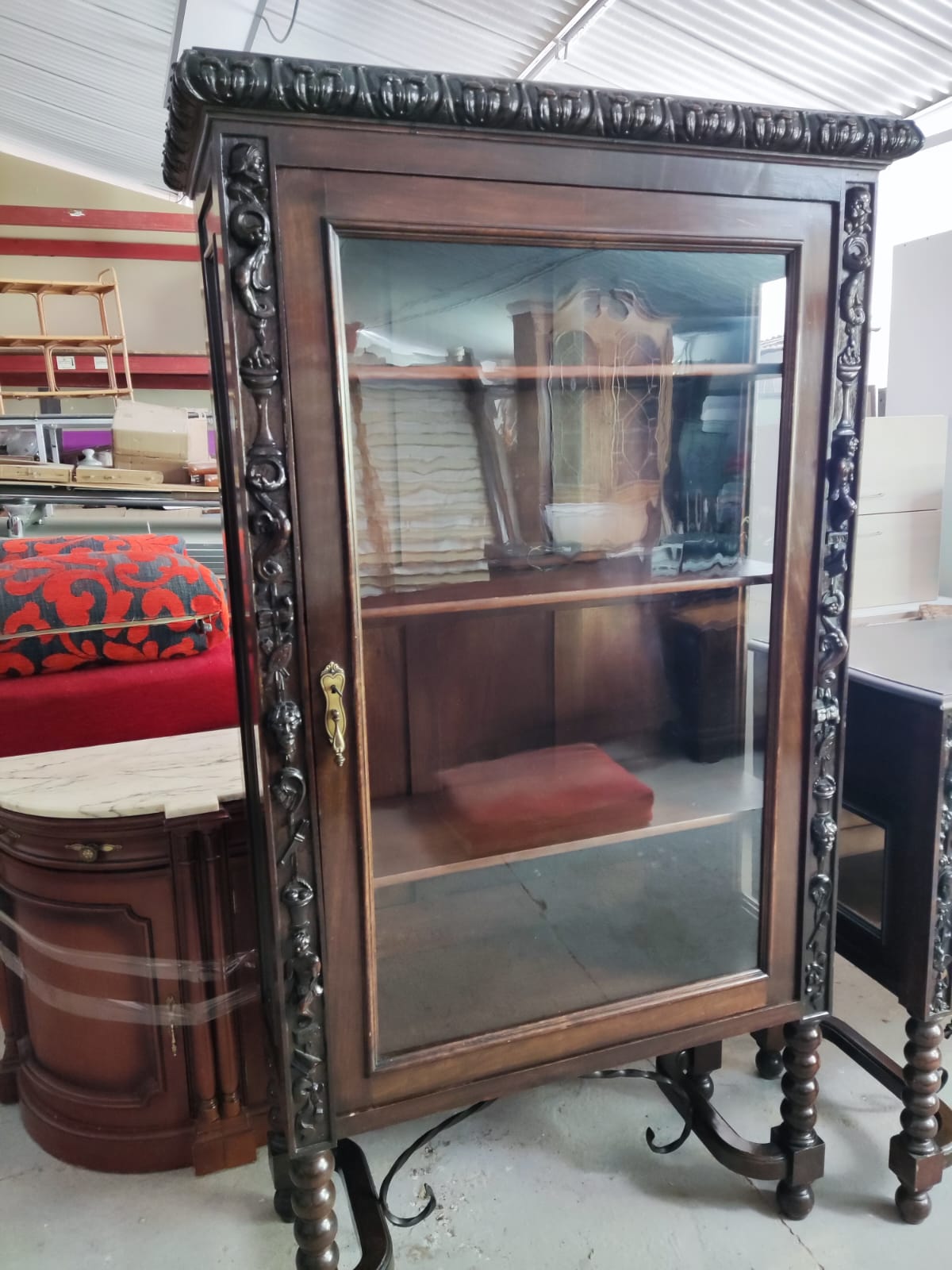 Vitrina de cristal y madera tallada