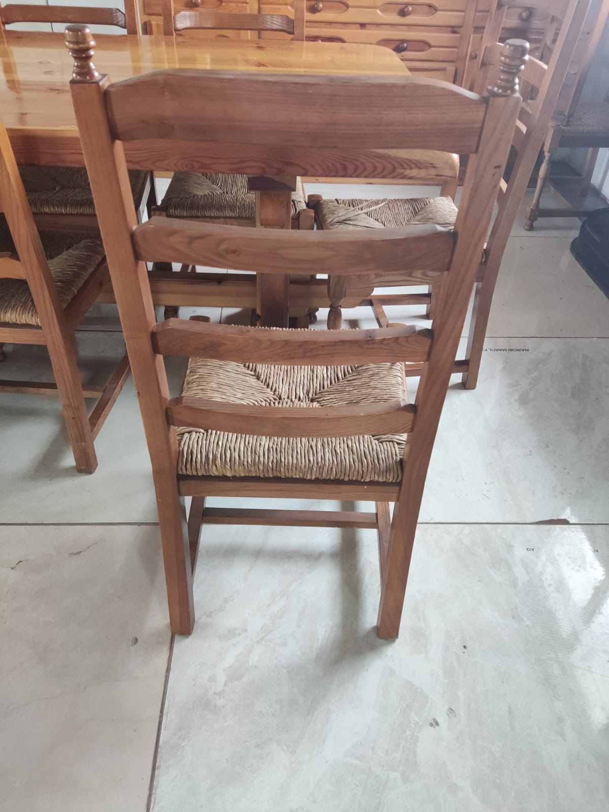 Mesa de madera con 12 sillas
