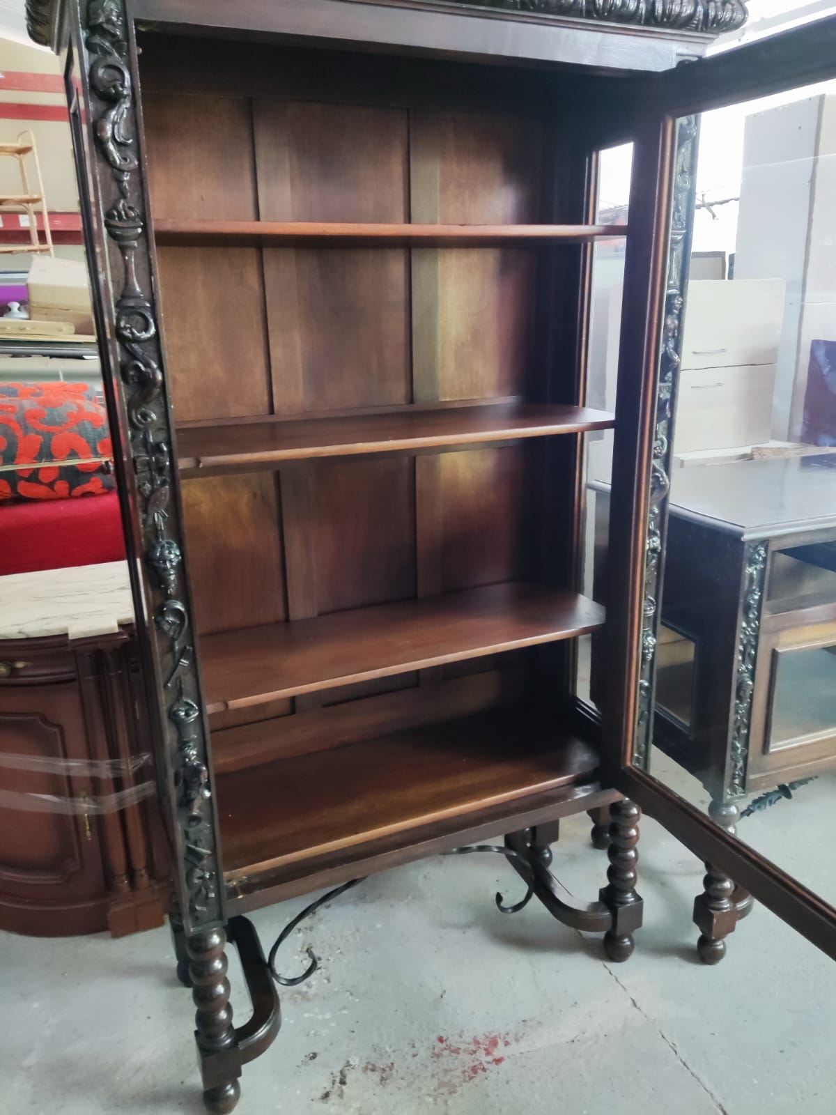 Vitrina de cristal y madera tallada