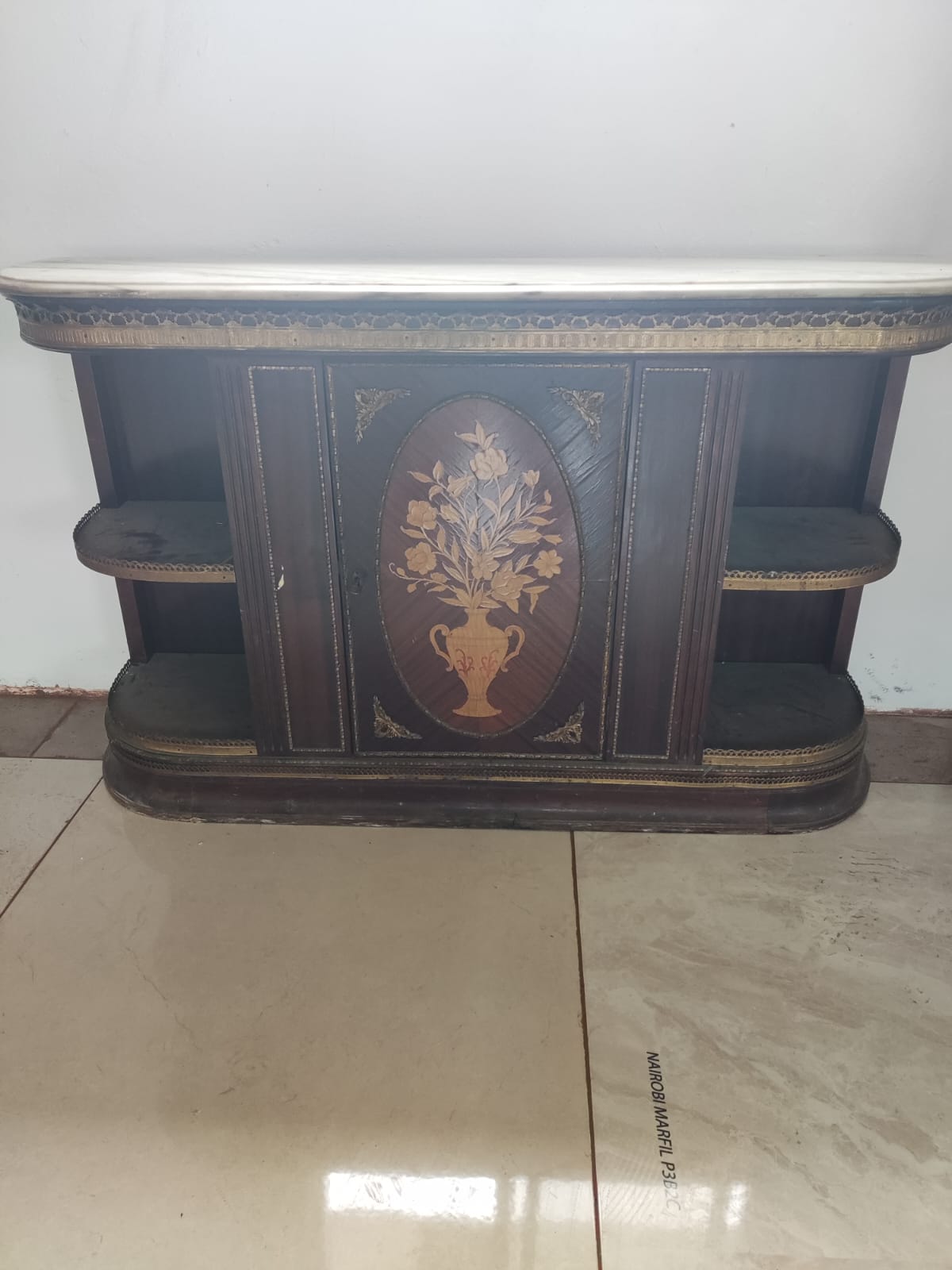 Recibidor de madera con mármol