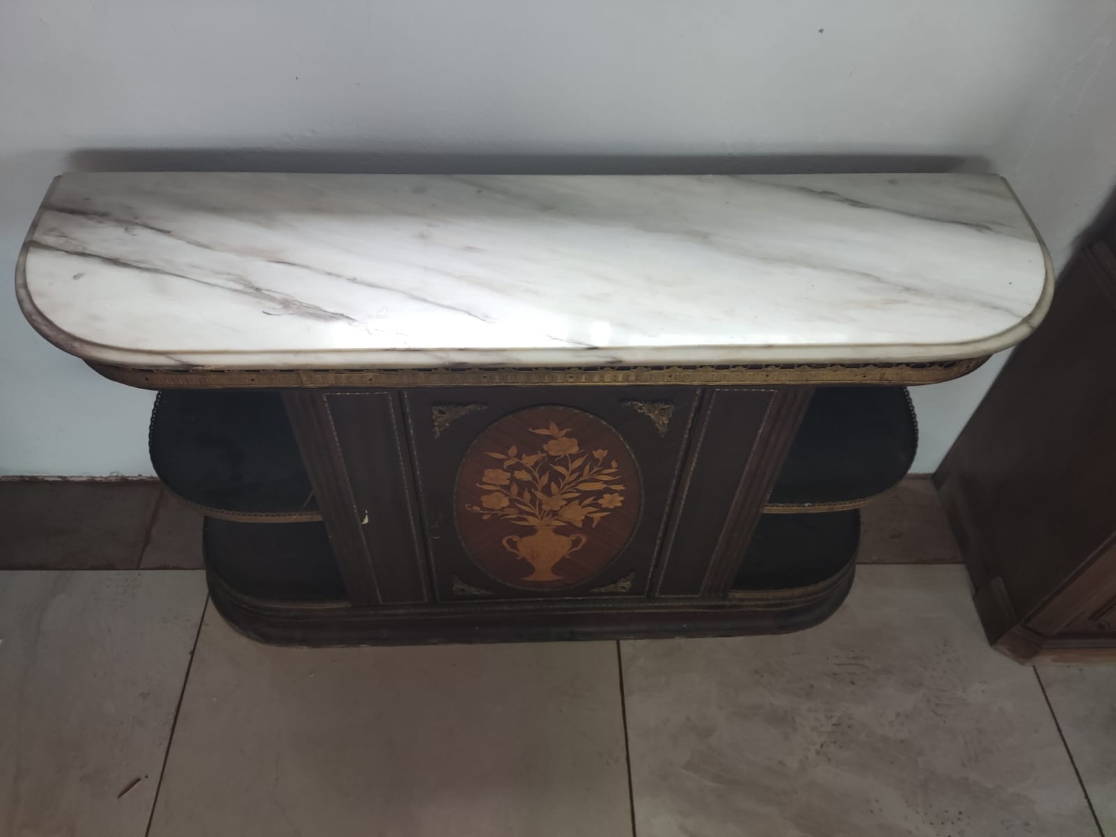 Recibidor de madera con mármol