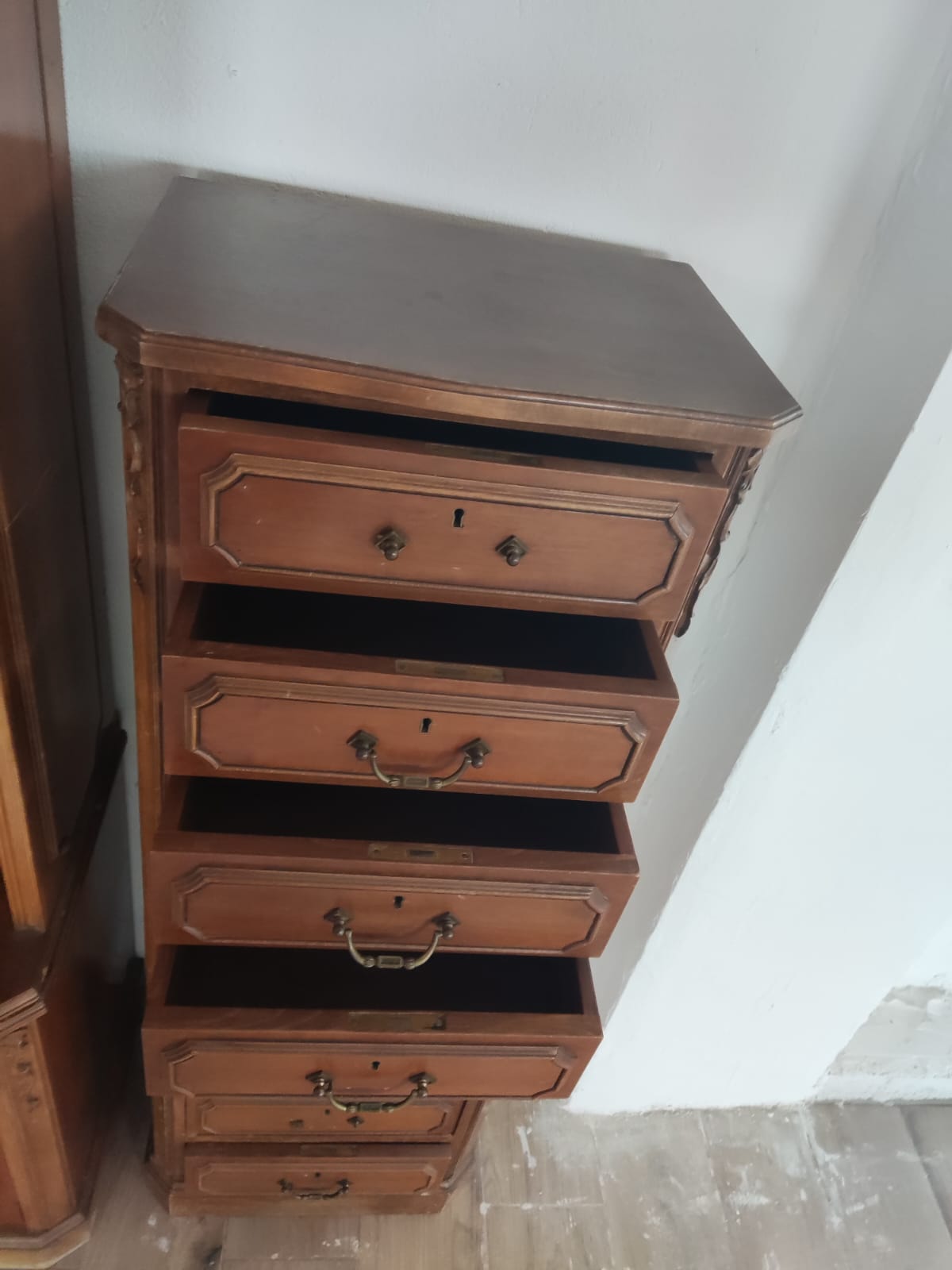 Mueble cajonero de madera