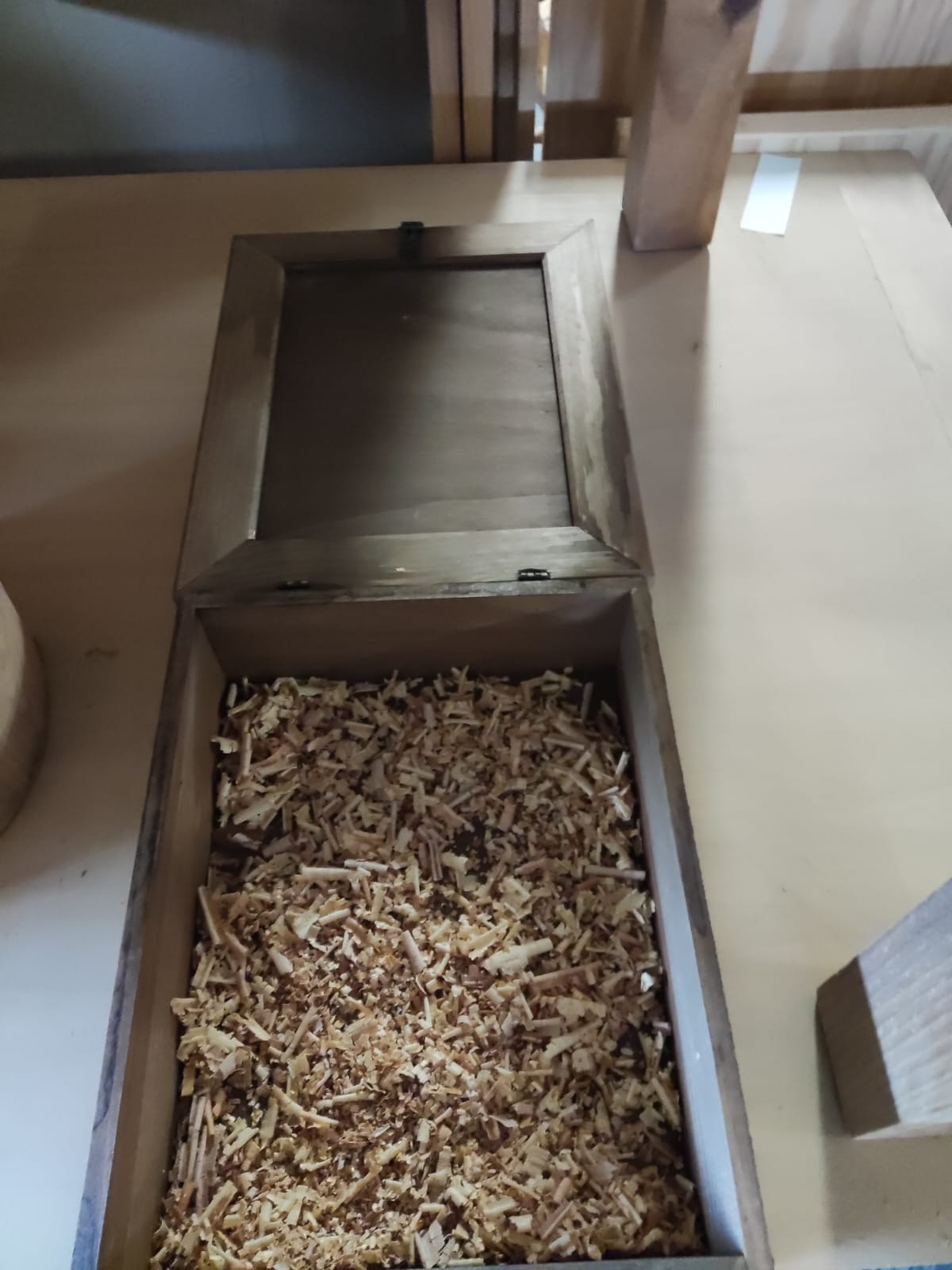 Caja de madera con lamina