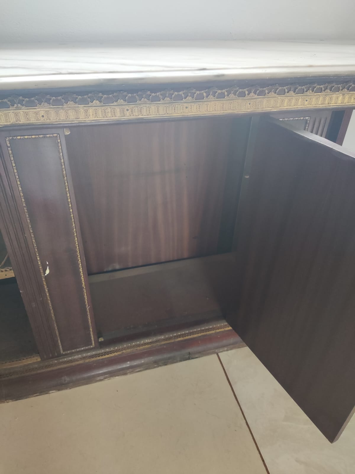 Recibidor de madera con mármol