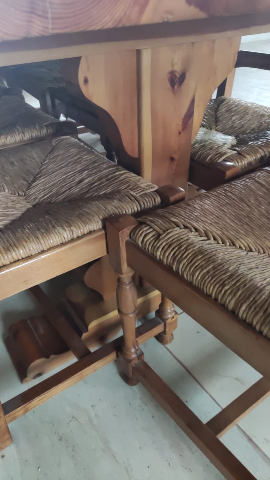 Mesa de madera con 12 sillas