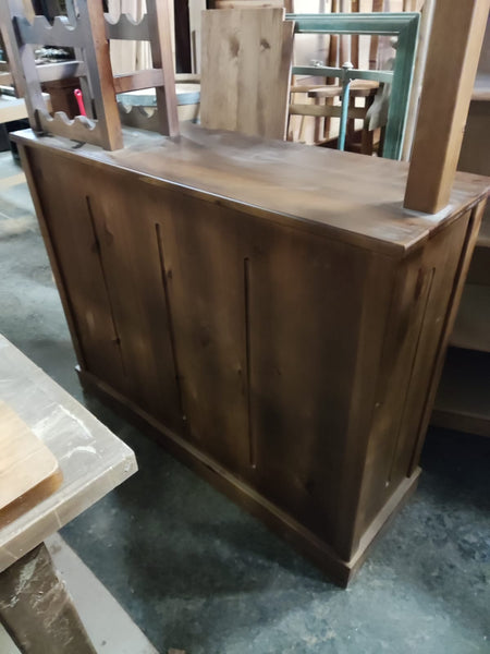 Mueble de bar de madera de pino barnizada