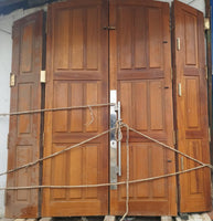 Puerta de convento de madera de haya