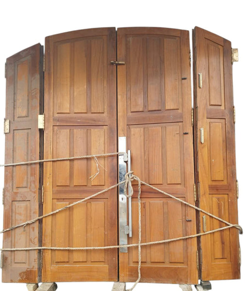 Puerta de convento de madera de haya