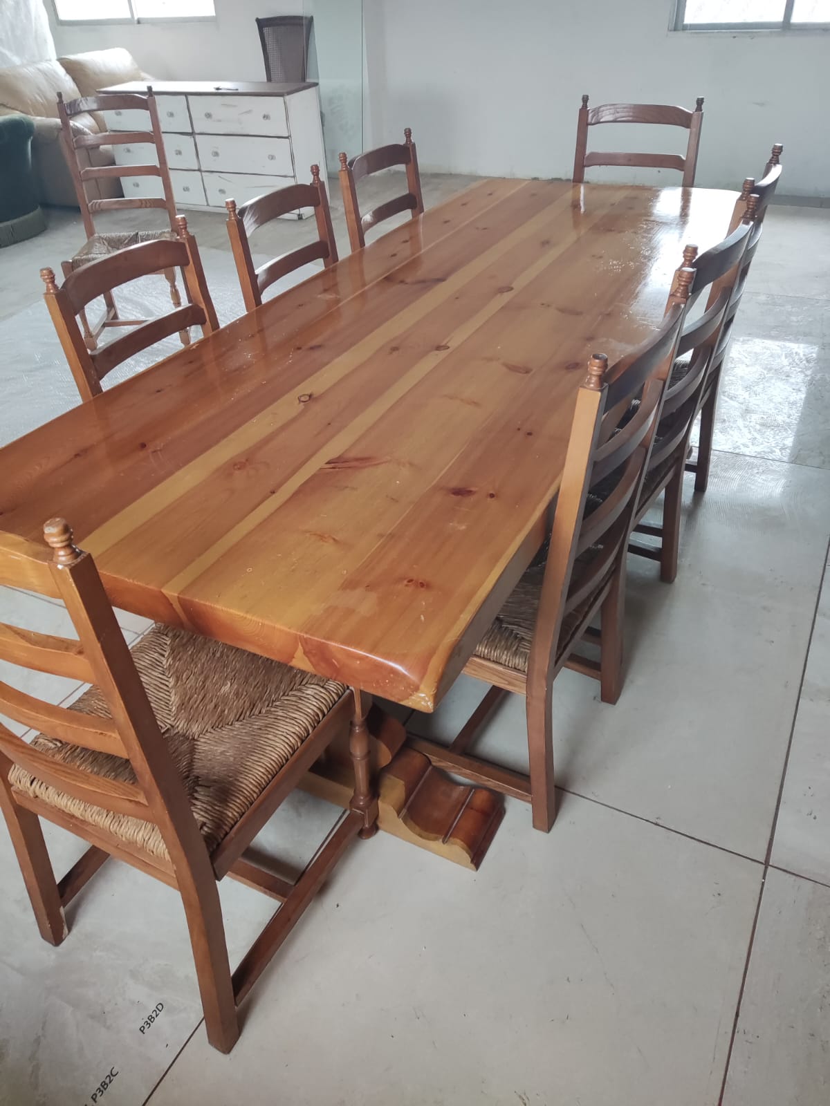 Mesa de madera con 12 sillas