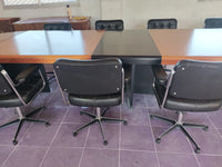 Mesa de oficina con sillones