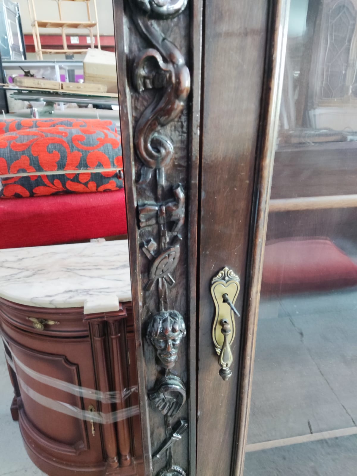 Vitrina de cristal y madera tallada