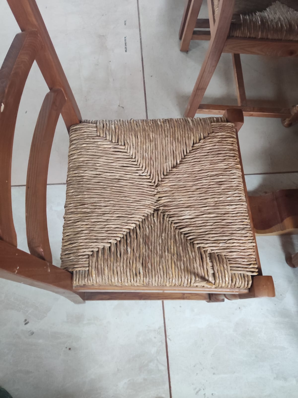 Mesa de madera con 12 sillas