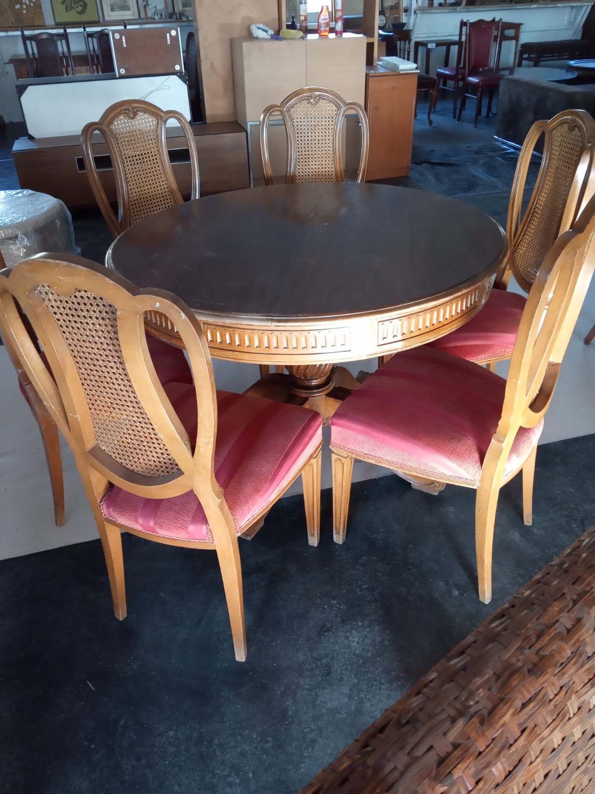 Juego de mesa y sillas de madera