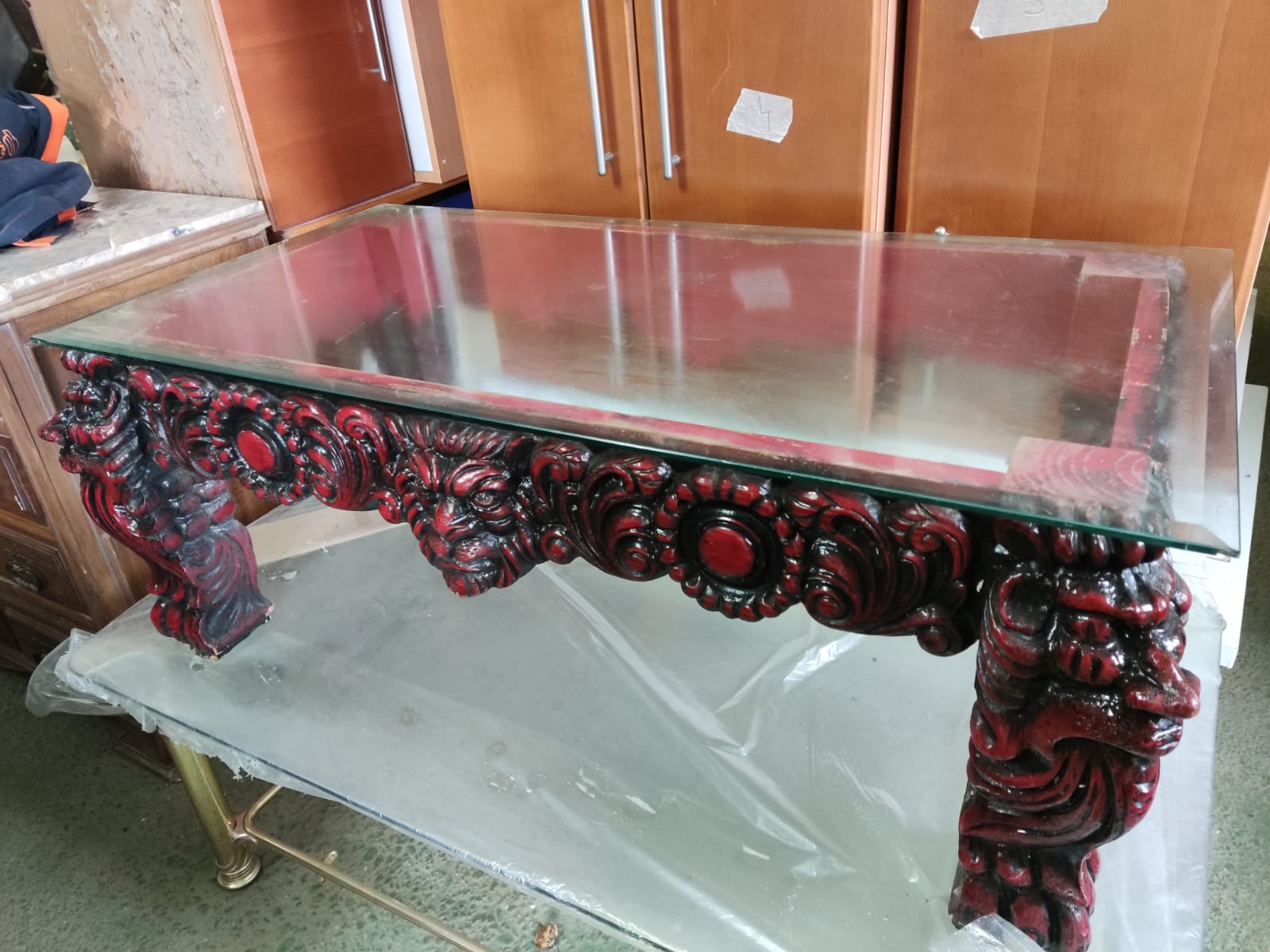 Mesa de madera tallada