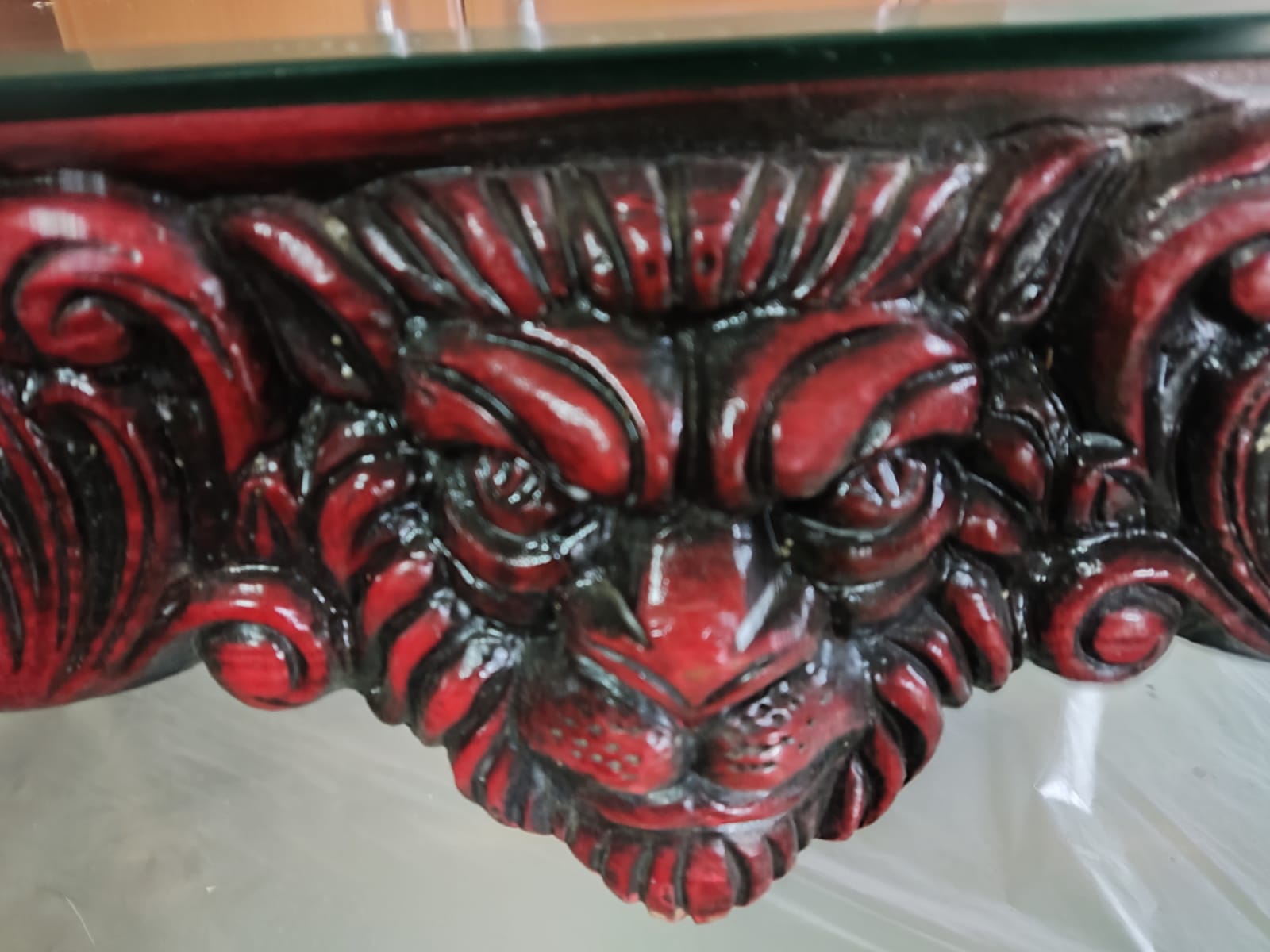 Mesa de madera tallada