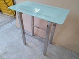 Mesa de acero inoxidable con cristal