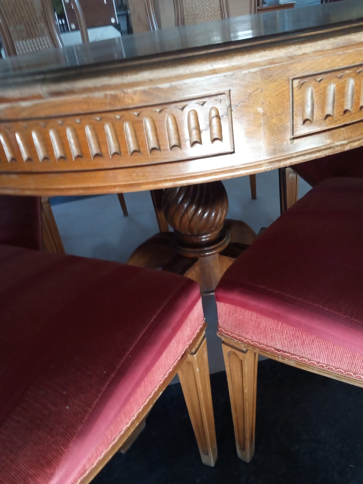 Juego de mesa y sillas de madera