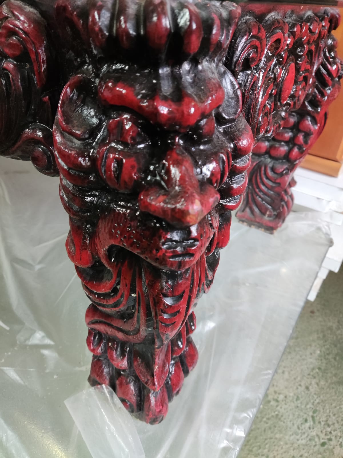 Mesa de madera tallada