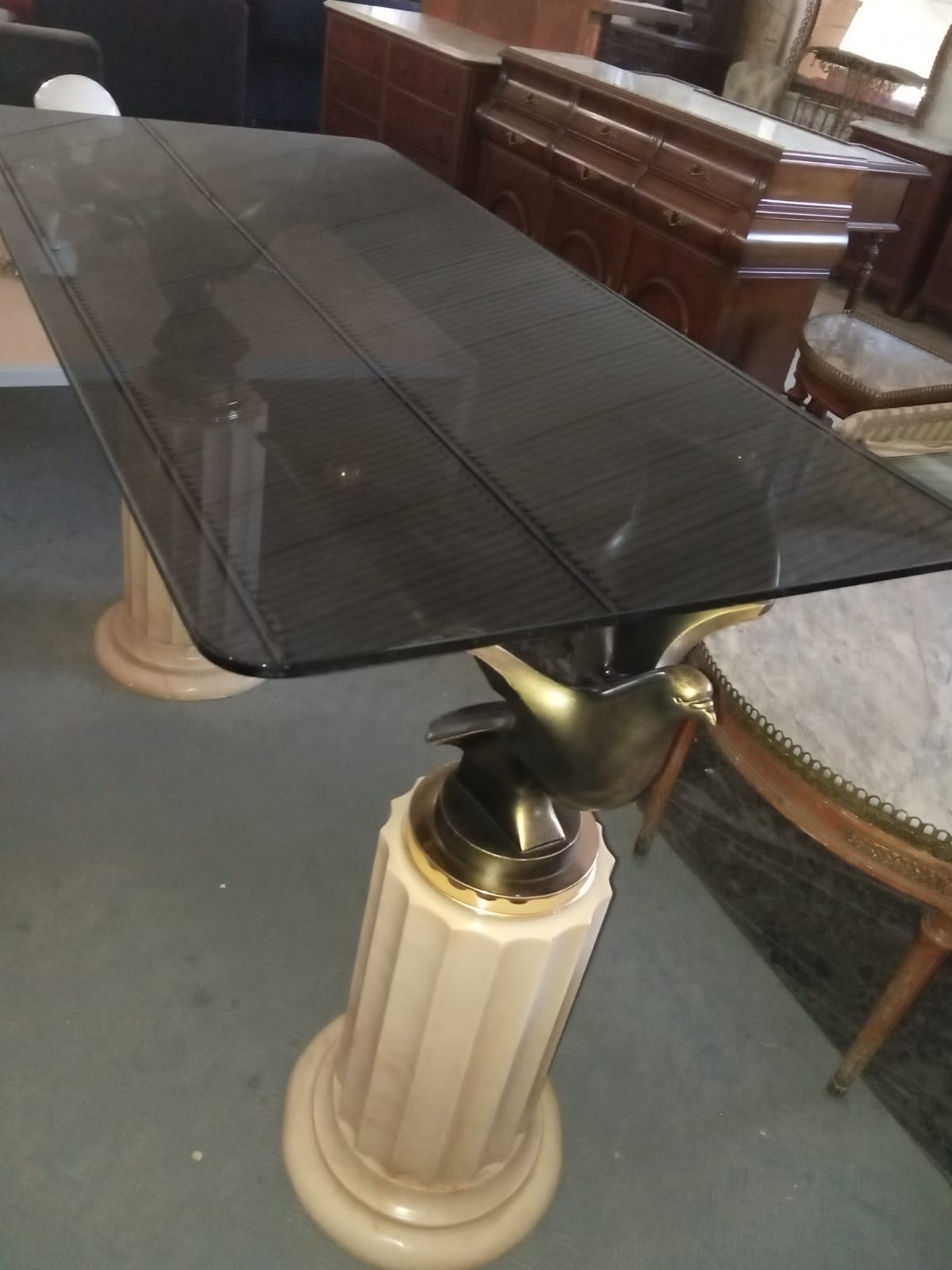 Mesa de cristal con base de marmol