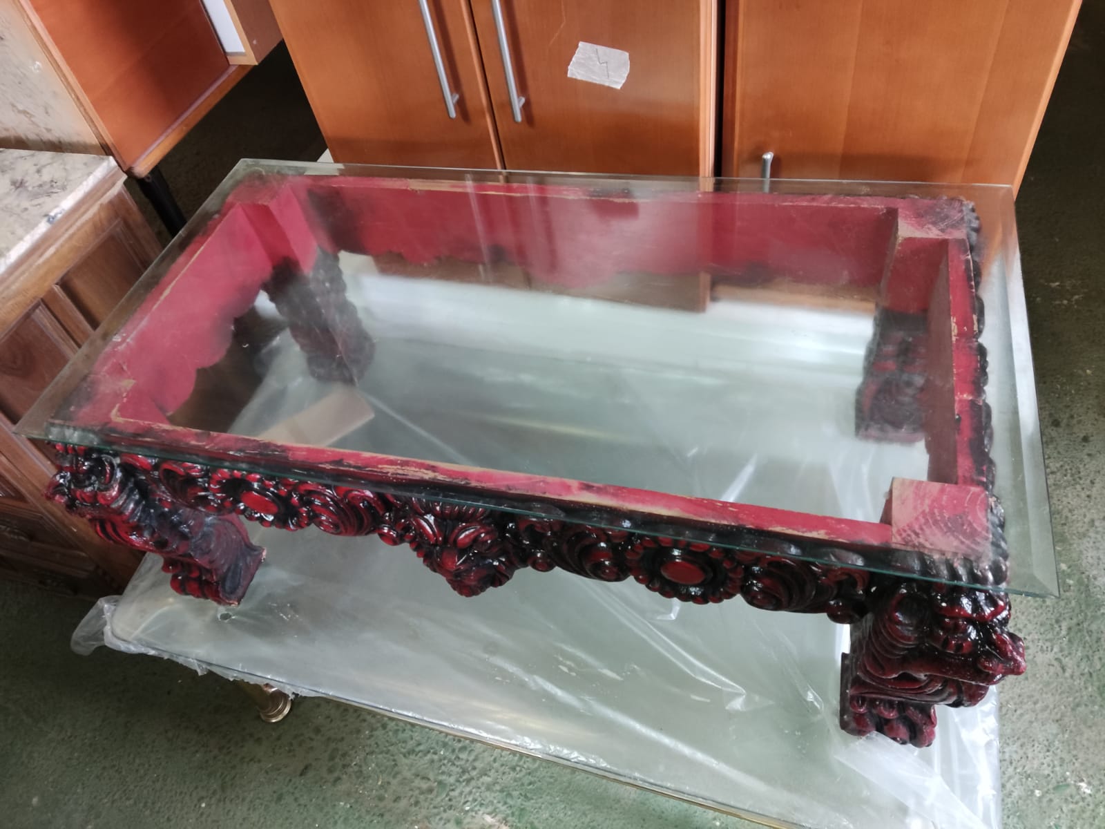 Mesa de madera tallada