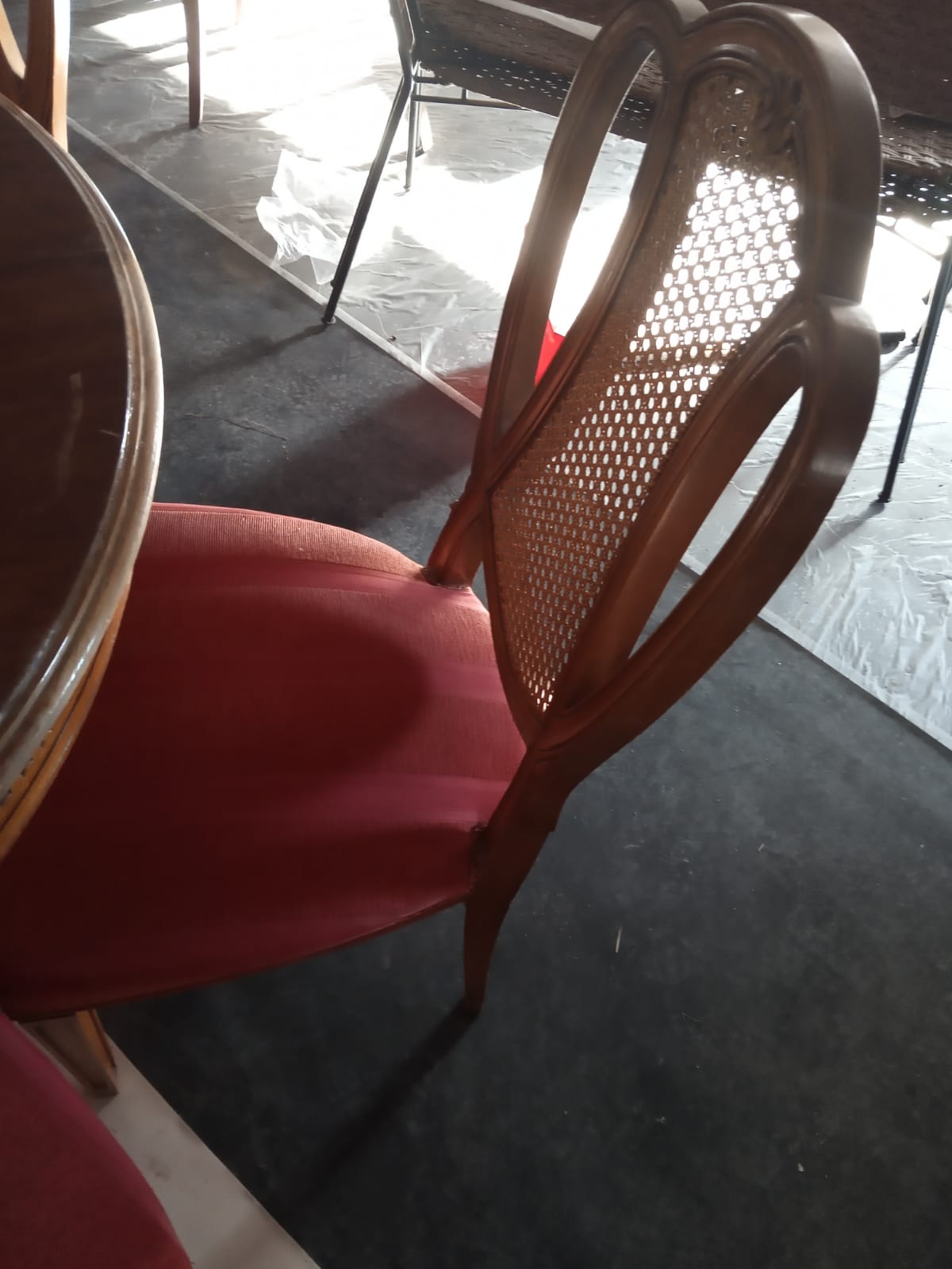 Juego de mesa y sillas de madera