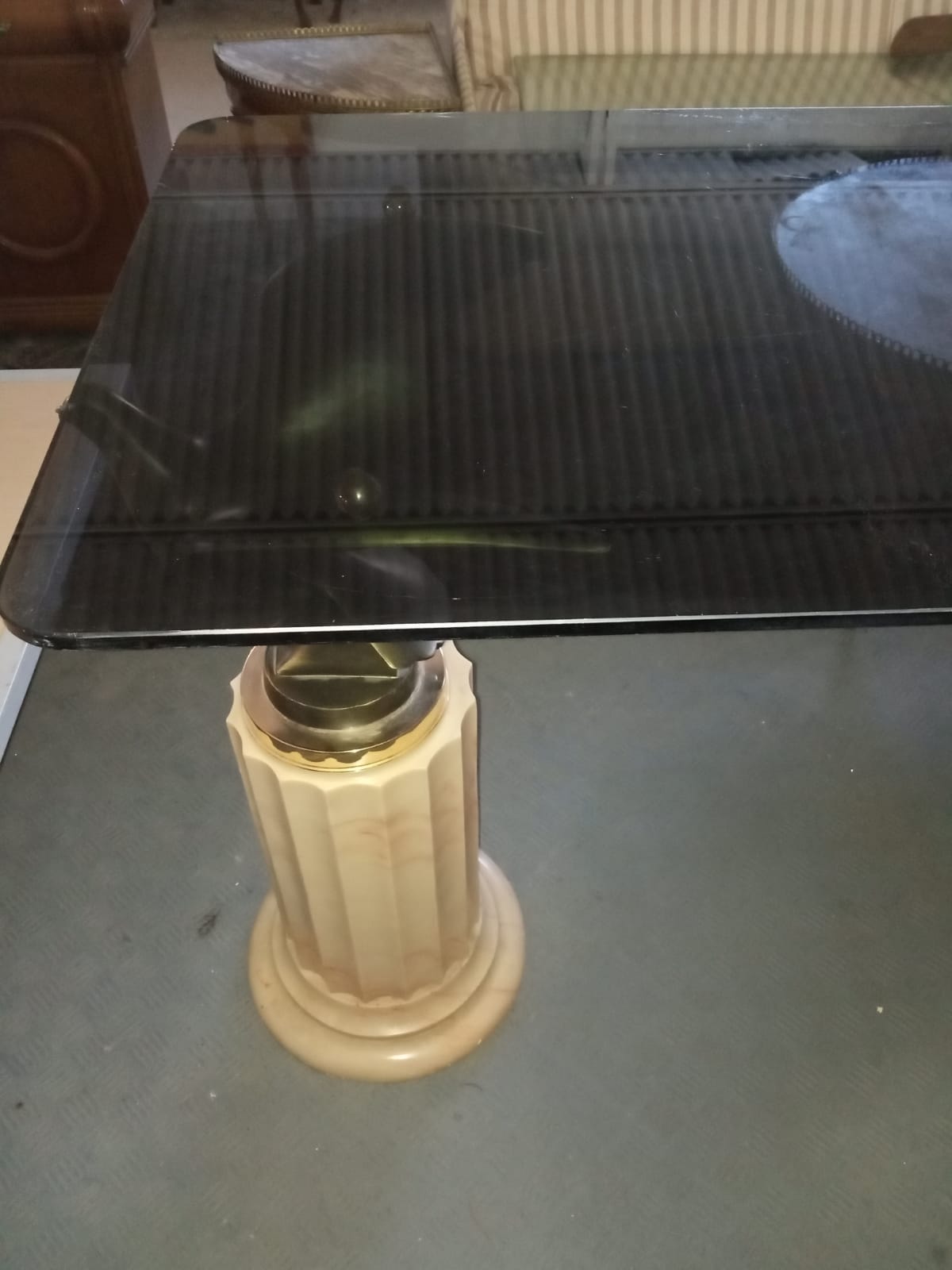 Mesa de cristal con base de marmol