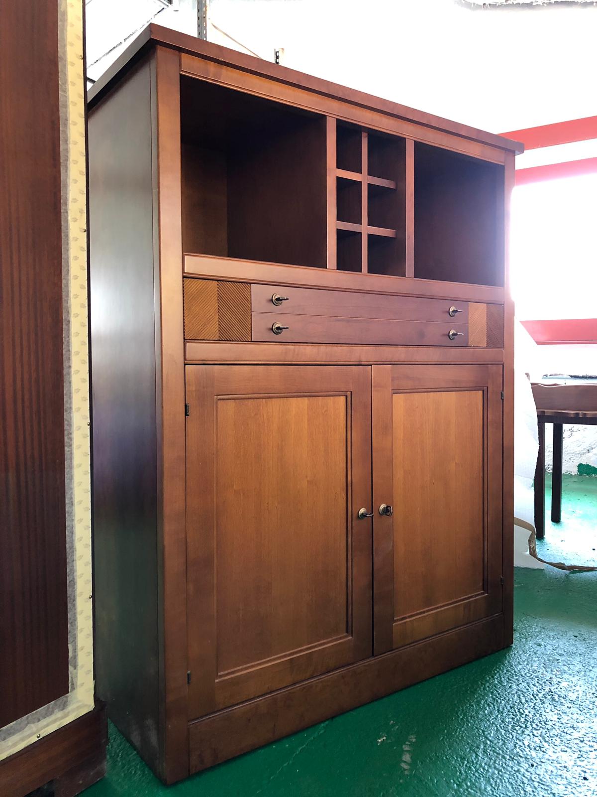 Mueble de madera maciza