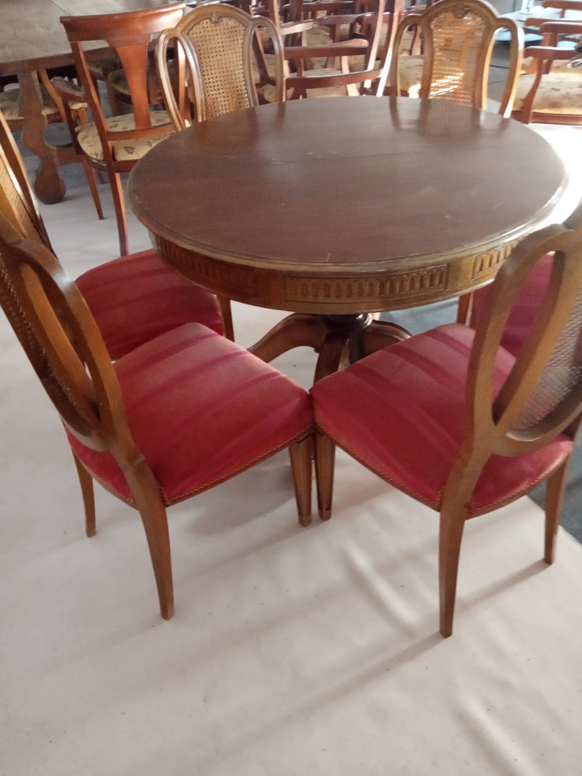 Juego de mesa y sillas de madera