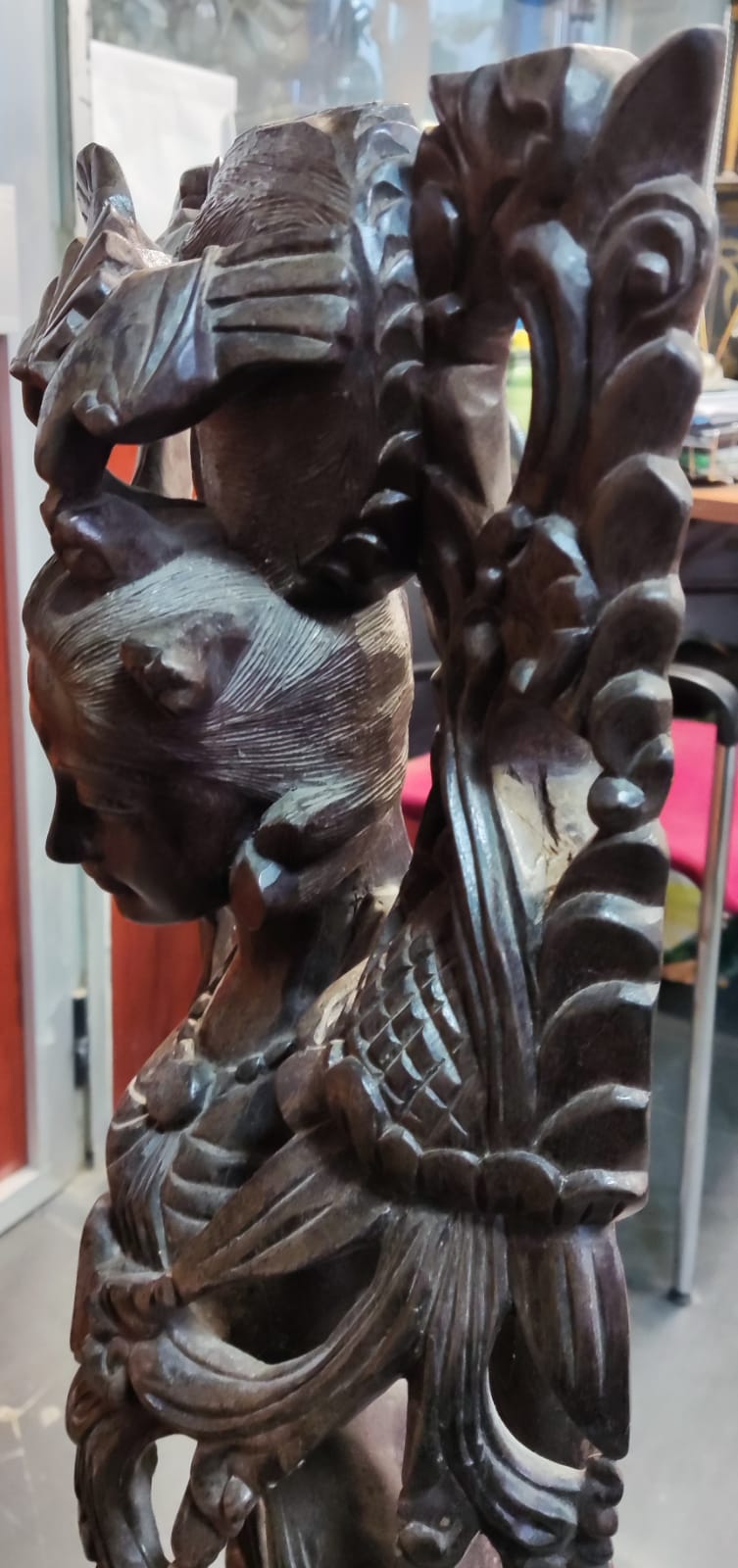 Escultura / mujer oriental madera